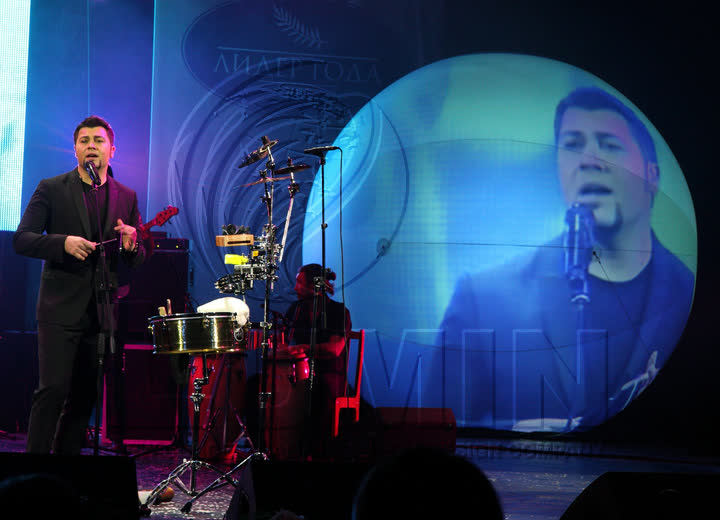 Concert: the singer on the sphere