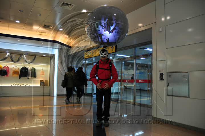 The wearable sphere in a shopping centre
